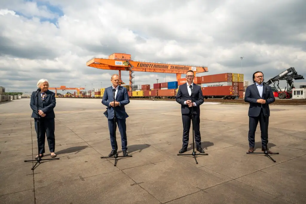 Donald Tusk ogłasza przełom. W Polsce rusza budowa logistycznego giganta. „Największy w Europie”