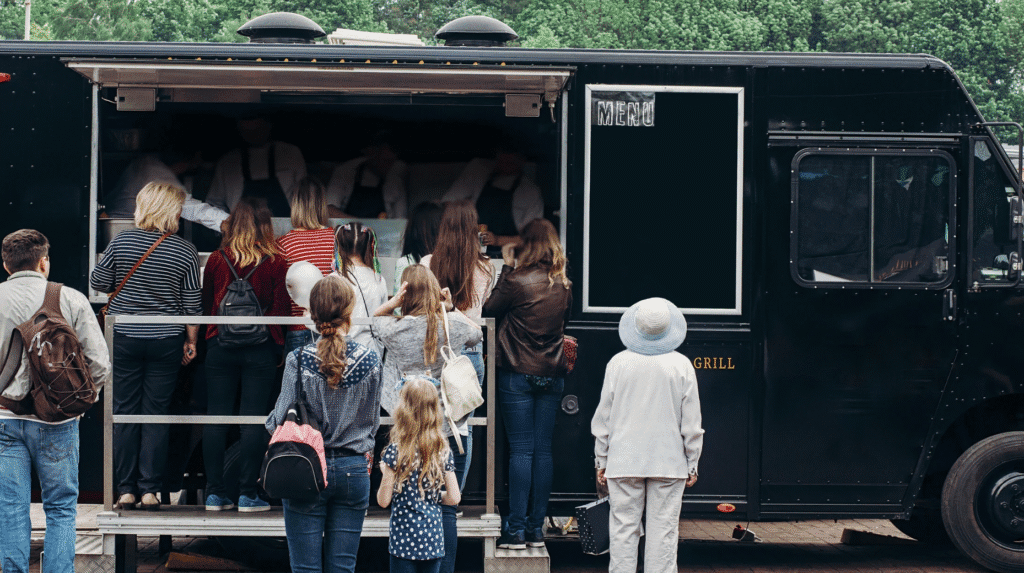 Coś niepokojącego dzieje się z food truckami. Mieli karmić tłumy, dziś ledwo przędą