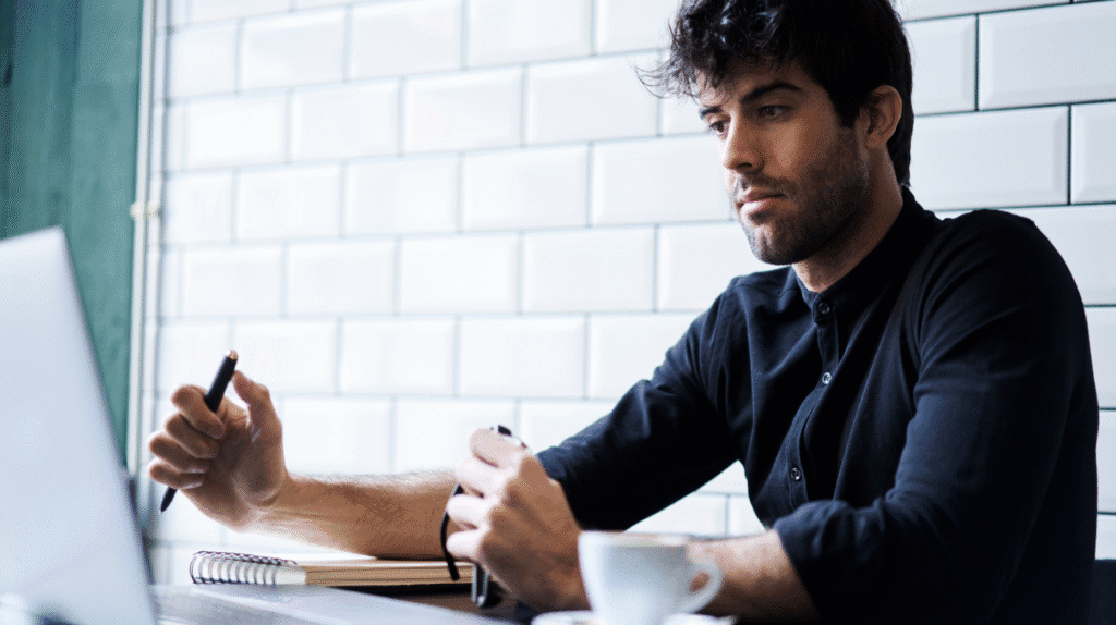 Ile zarabia copywriter? Prawda o stawkach i realiach pracy
