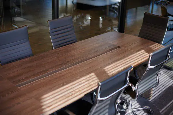 Jak zaprojektować i wyposażyć salę konferencyjną w firmie?