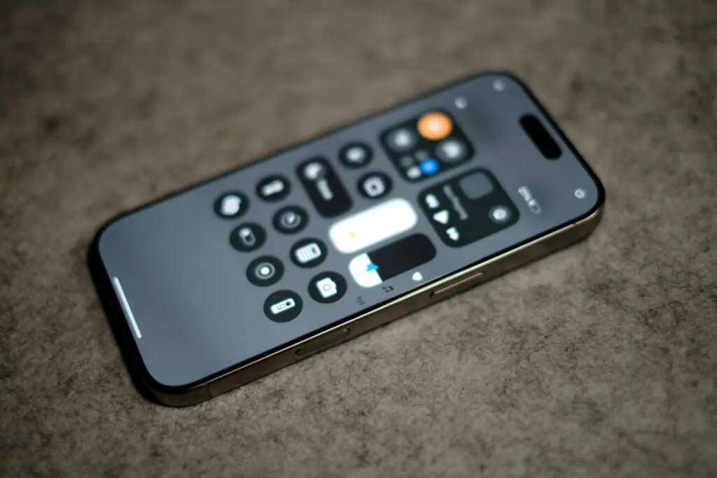 iPhone 18 nie pojawi się jesienią. Apple stawia na składany model