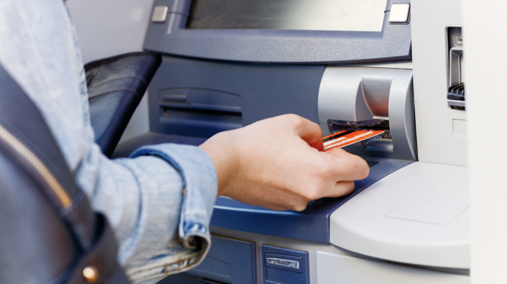 Bankomaty znikają z polskich ulic. Chcąc wypłacić pieniądze, trzeba będzie udać się w to miejsce
