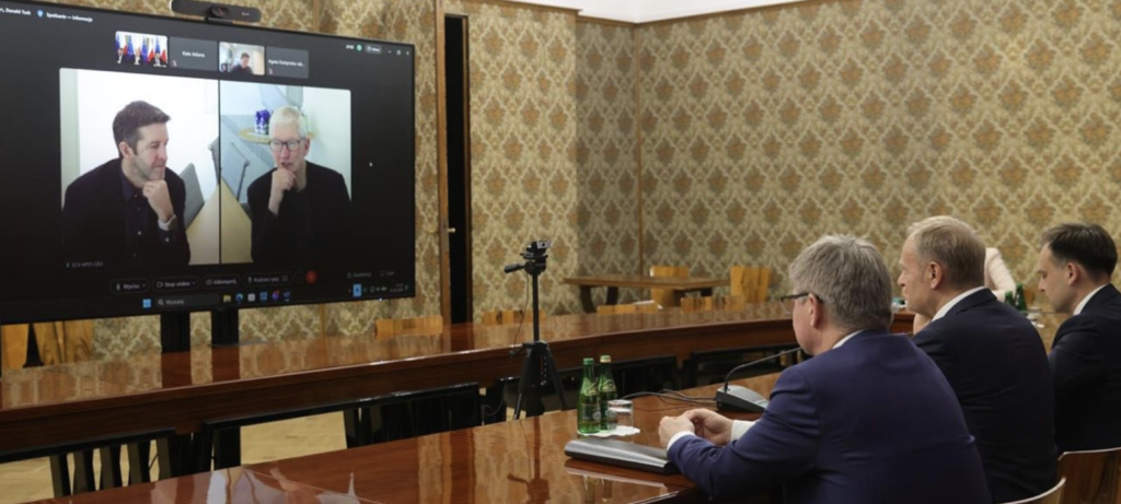 Tusk rozmawiał z szefem Apple. Na stole stanęła polska Siri, ale szybkich zmian nie będzie