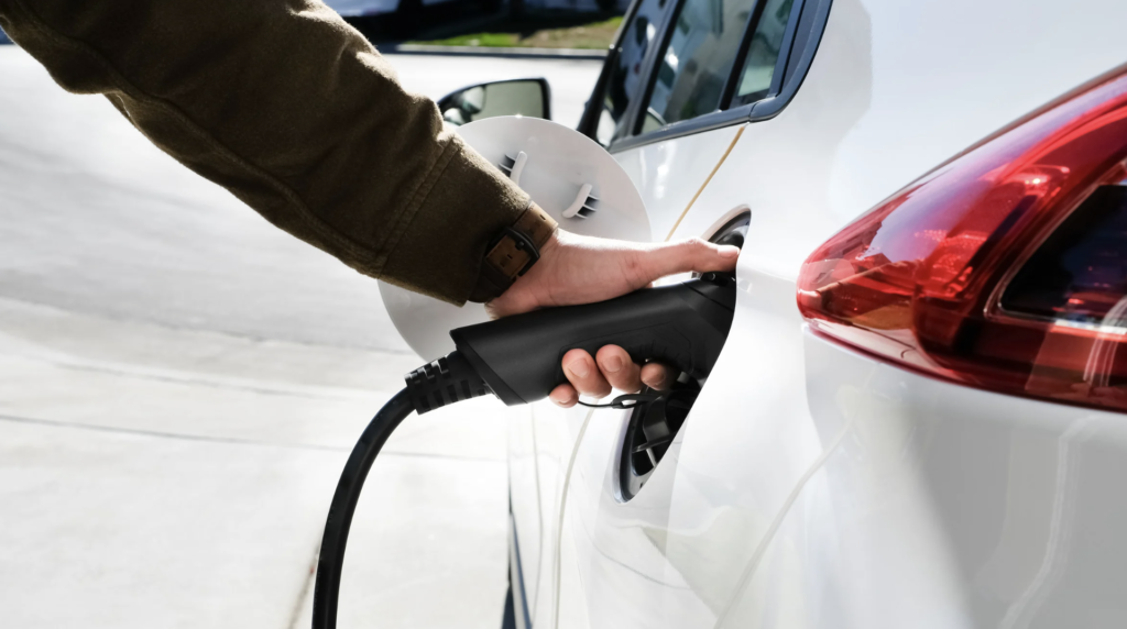 Elektryki po raz pierwszy wyprzedziły benzynę w Europie. Polska jedzie pod prąd