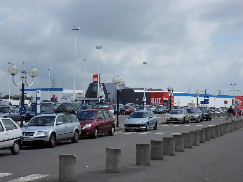Carrefour zamyka część parkingów dla aut elektrycznych. Chodzi o coś więcej niż wygodę