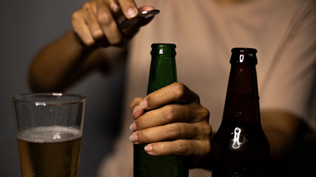 Polacy odstawiają alkohol i papierosy. Sklepy osiedlowe liczą straty
