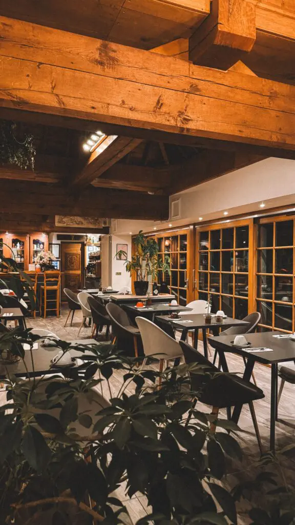 Klimatyczne restauracje w Warszawie: miejsca z duszą, które robią wrażenie