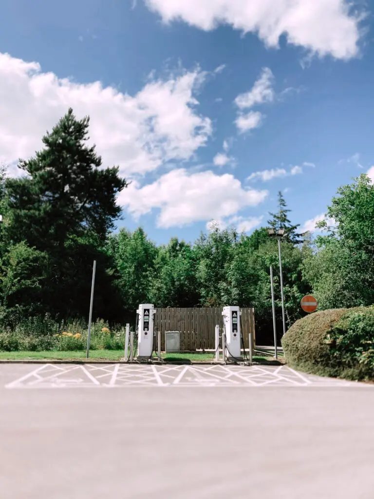 Polskie auto elektryczne dostało potężny zastrzyk z KPO. W tle gigant znany z produkcji iPhone’ów