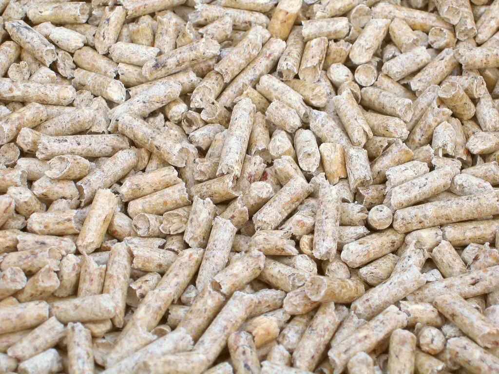 Pellet drożeje tuż przed sezonem grzewczym. Ministerstwo wskazuje winowajcę