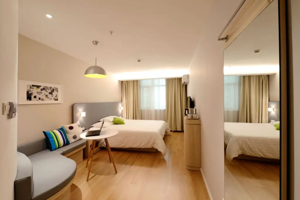 Wars otwiera pierwszy hotel. Legenda kolejowych schabowych zmienia kurs