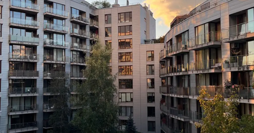 Ceny mieszkań przestały rosnąć niemal w całym kraju. Warszawa znów wyłamuje się z trendu