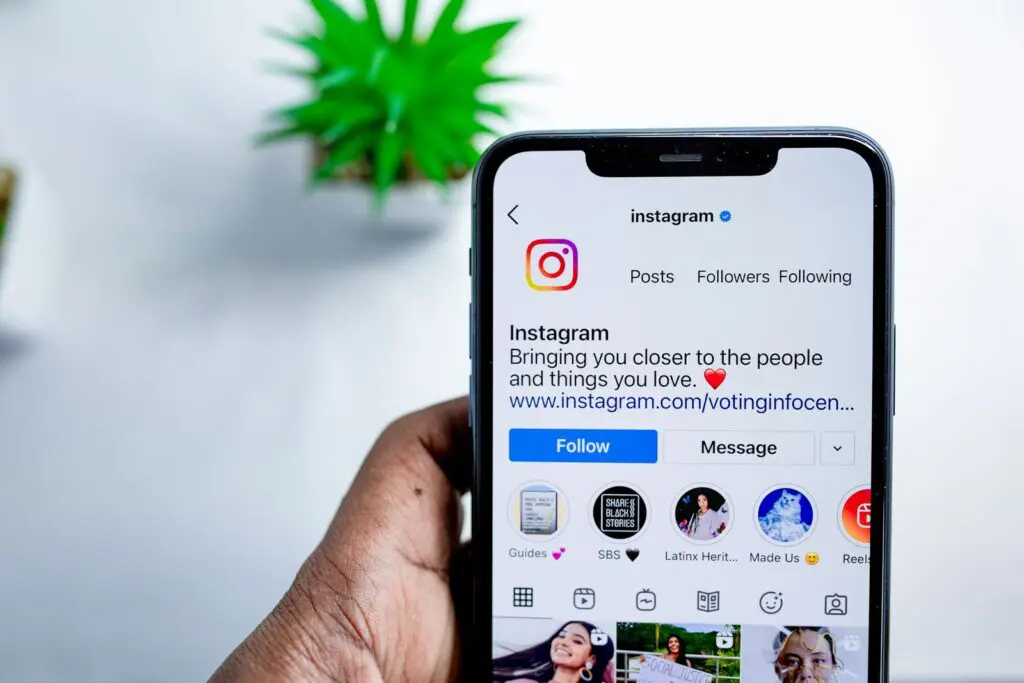 Instagram zmienia zasady dla części profili. Bez nowej etykiety znikną z polecanych