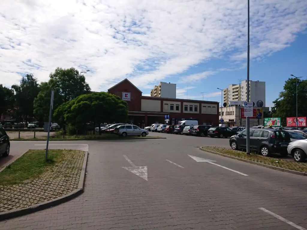 Kaufland notuje ogromną stratę mimo miliardów ze sprzedaży. Auchan pokazał, że w Polsce da się zarobić