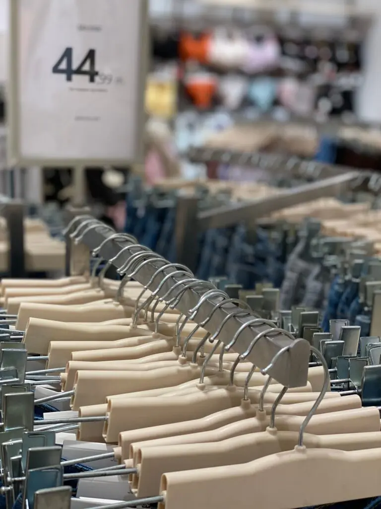 Francja nakłada opłaty na Shein, Temu i AliExpress. Do dżinsów dojdzie 9 euro, do kurtki 12