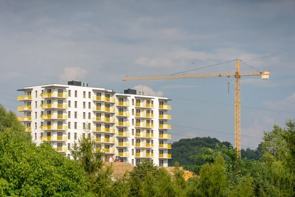 Nowe mieszkania przestały się kurczyć po 5 latach. Z domami dzieje się coś odwrotnego