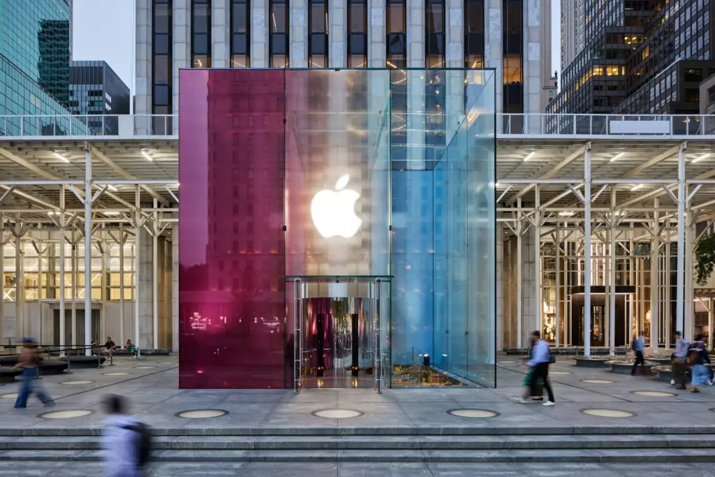 Spółka z warszawskiej giełdy dogadała się z Apple. Zrobi aplikacje na składanego iPhone’a