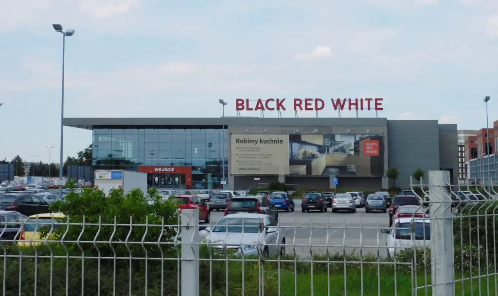Tadeusz Chmiel – majątek, Black Red White. Milioner widmo z Biłgoraja