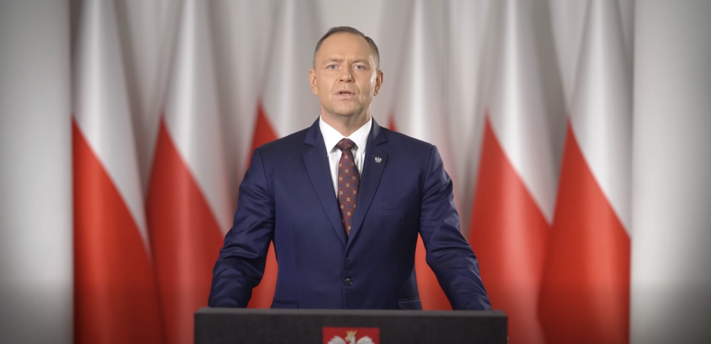 Nawrocki podpisał ustawę o nadmiarowych zyskach koncernów paliwowych. Sam kieruje ją do Trybunału