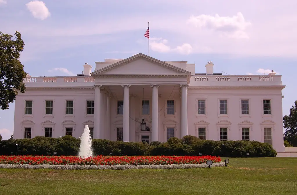 Trump oddał nadzór nad AI szefowi wywiadu. W tle wyścig z Chinami