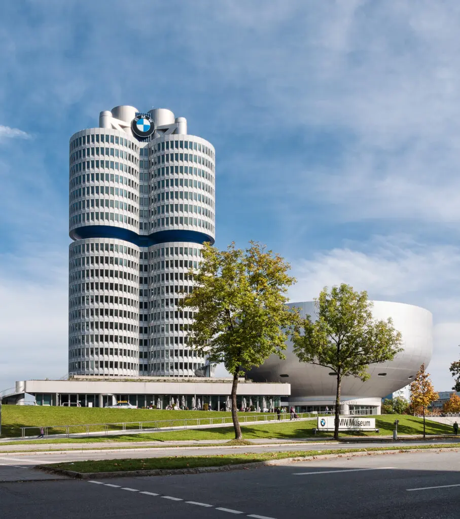 BMW zapowiada redukcję 8 tys. etatów. Strukturę zarządzania ma odchudzić sztuczna inteligencja