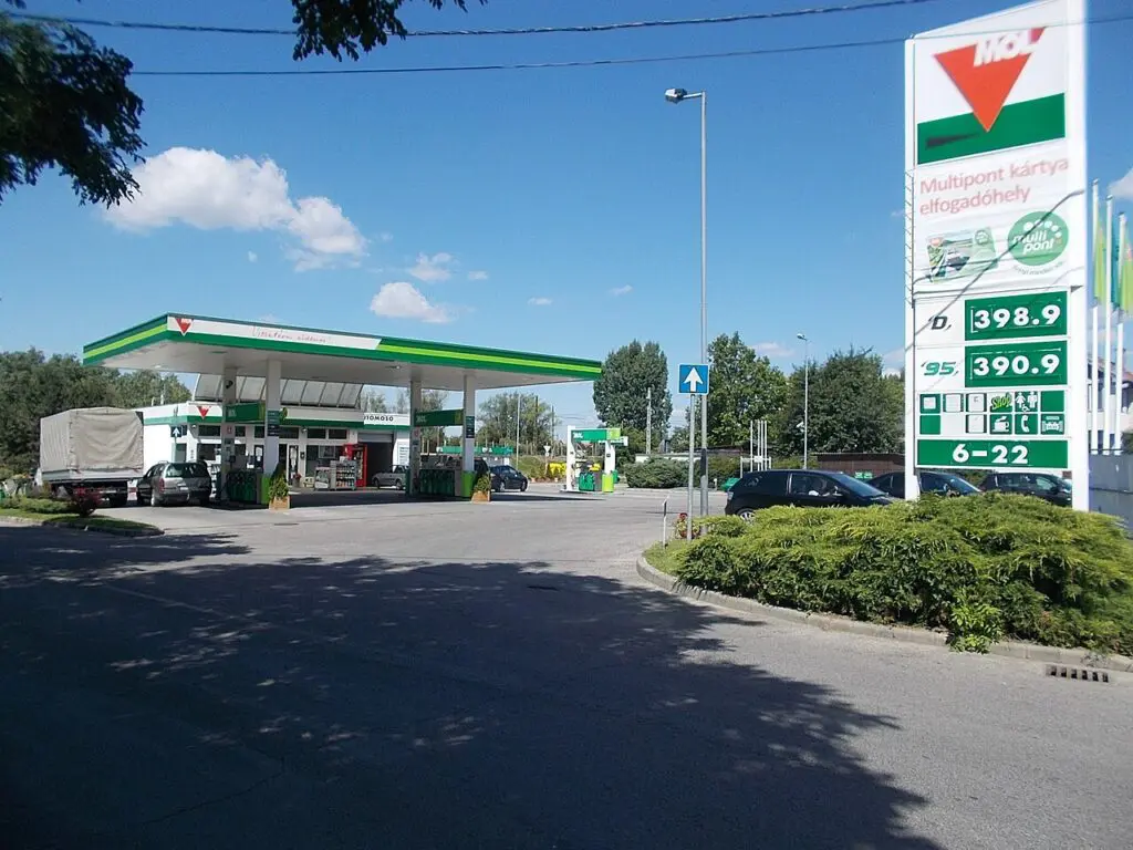 MOL Polska sprawdza, czy zapłaci podatek od nadmiarowych zysków. Inwestycji nie wstrzymuje
