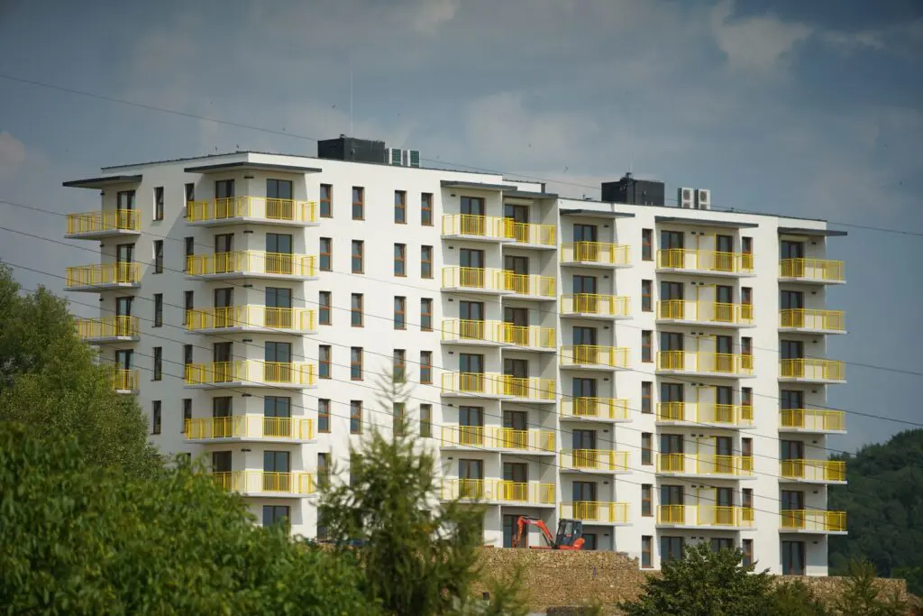 Tyle trzeba pracować na własne 50 metrów. Jest sposób, by skrócić czas o połowę