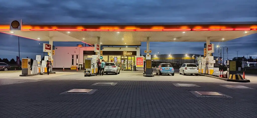 Shell wyprzedaje stacje paliw kraj po kraju. Co z Polską?