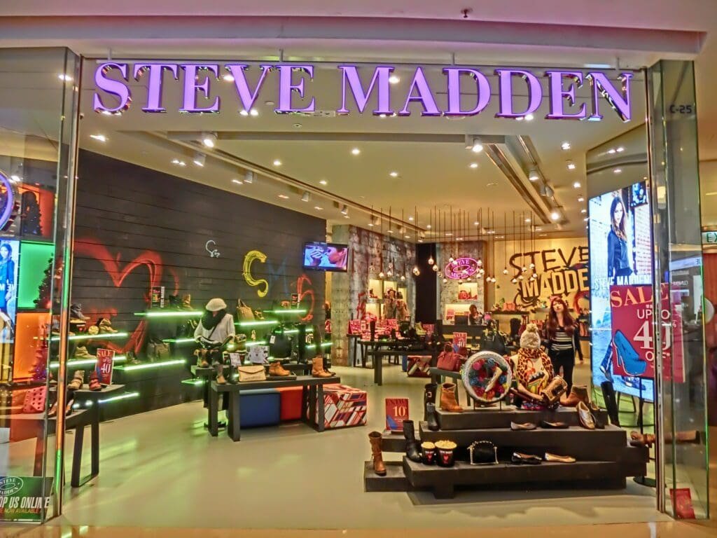 Steve Madden – co to za marka. Historia ikonicznej marki obuwniczej