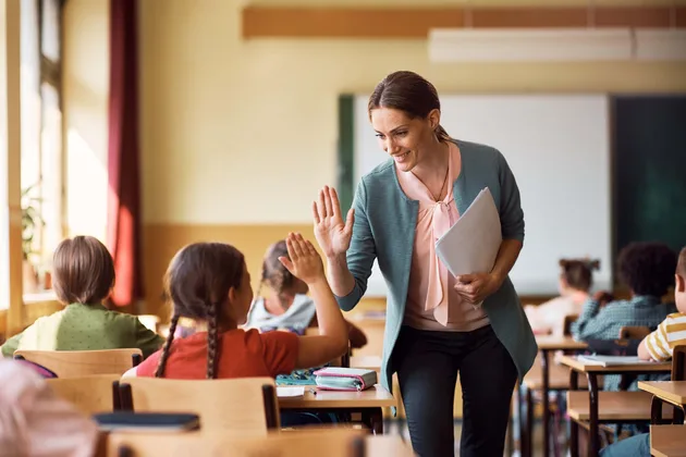 Rekrutacje w edukacji nie zwalniają tempa. 5,7 tys. ofert w dwa tygodnie, a nauczyciele odchodzą do innych branż