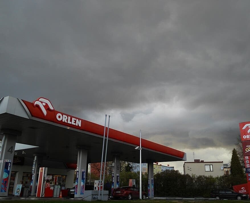 Paliwo za grosze dla Ukrainy? Orlen tłumaczy, skąd taka cena