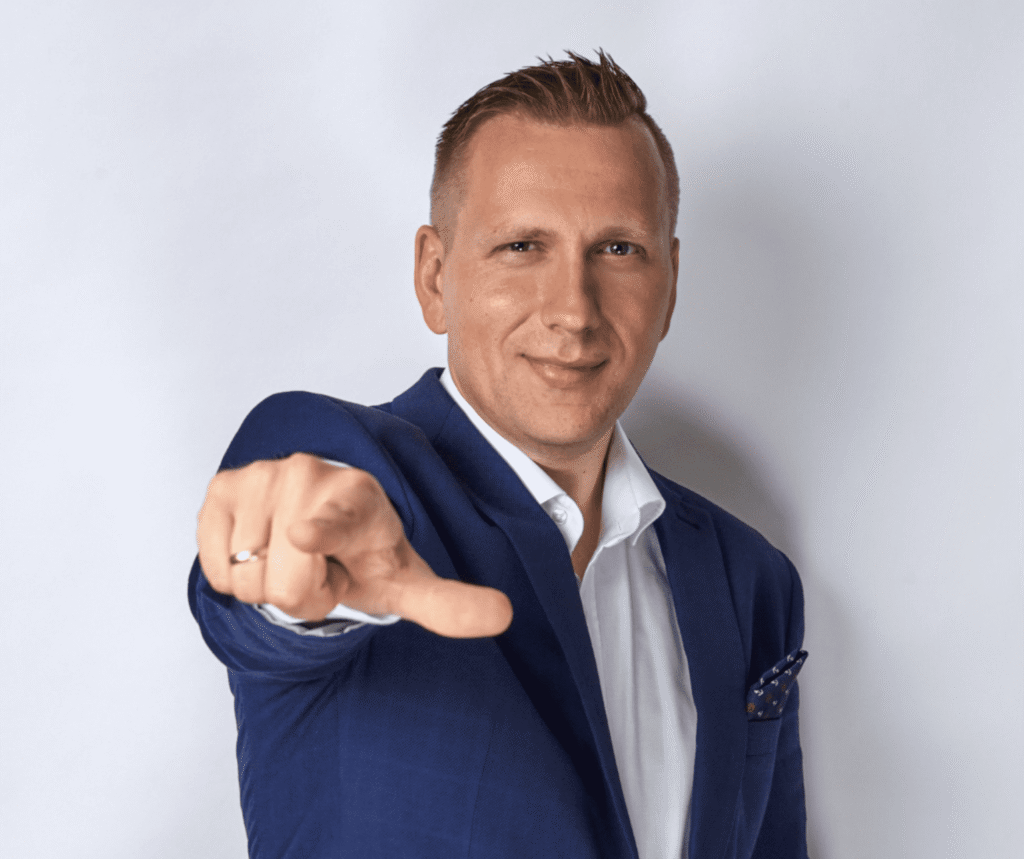 Maciej Wieczorek majątek. Na czym naprawdę zarabia twórca programu Expert w Bentleyu?
