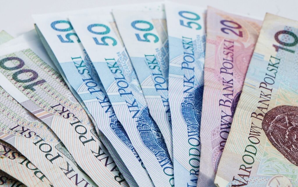 Polacy wpłacili na lokaty ponad 100 mld zł w miesiąc. Oprocentowanie rośnie pierwszy raz od marca 2025 r.