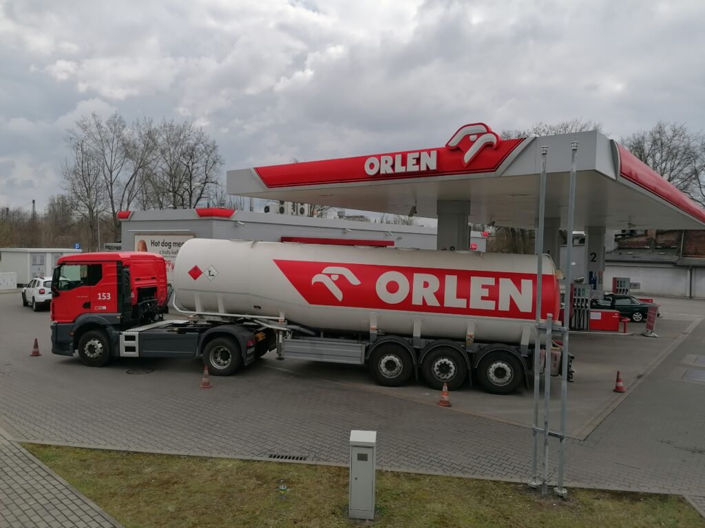 Diesel po raz pierwszy w historii kosztuje średnio 9 zł za litr. Kierowcy pytają już tylko o granicę 10 zł