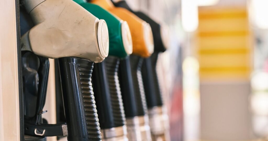 Kierowcy zapłacą mniej na stacjach. Jedno paliwo drożeje wbrew trendowi