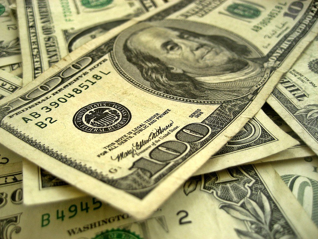 Dolar po 3,93 zł przed posiedzeniem Fed. Rynek dzieli się pół na pół